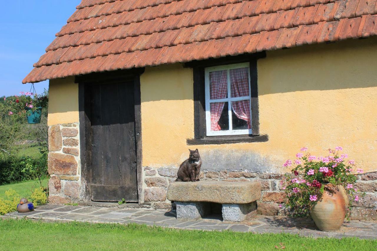 Les Goubelins Bed & Breakfast La Lande-d'Airou ภายนอก รูปภาพ